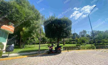 Vive en uno de los mejores y más seguros fraccionamientos de Puebla, residencia en renta en Jardines de Zavaleta.