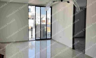 Aprovecha esta oportunidad de vivir a unos metros de un centro comercial con todos los servicios en San Pedro Cholula y a unos minutos de la UDLAP, extraordinaria opción de inversión. Departamento nuevo de 2 habitaciones en venta.