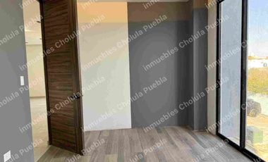 Aprovecha esta oportunidad de vivir a unos metros de un centro comercial con todos los servicios en San Pedro Cholula y a unos minutos de la UDLAP, extraordinaria opción de inversión. Departamento nuevo de 2 habitaciones en venta.