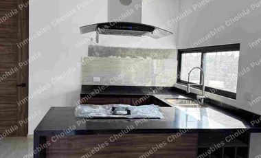 Aprovecha esta oportunidad de vivir a unos metros de un centro comercial con todos los servicios en San Pedro Cholula y a unos minutos de la UDLAP, extraordinaria opción de inversión. Departamento nuevo de 2 habitaciones en venta.