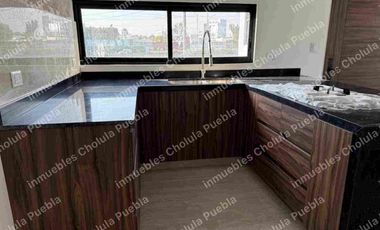 Aprovecha esta oportunidad de vivir a unos metros de un centro comercial con todos los servicios en San Pedro Cholula y a unos minutos de la UDLAP, extraordinaria opción de inversión. Departamento nuevo de 2 habitaciones en venta.