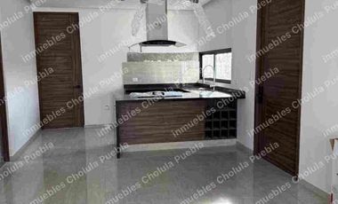 Aprovecha esta oportunidad de vivir a unos metros de un centro comercial con todos los servicios en San Pedro Cholula y a unos minutos de la UDLAP, extraordinaria opción de inversión. Departamento nuevo de 2 habitaciones en venta.
