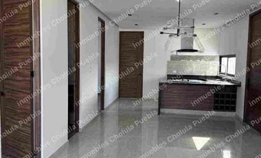 Aprovecha esta oportunidad de vivir a unos metros de un centro comercial con todos los servicios en San Pedro Cholula y a unos minutos de la UDLAP, extraordinaria opción de inversión. Departamento nuevo de 2 habitaciones en venta.