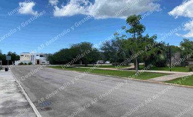 Lote de 615.9m2 Privada Residencial Jardines de Rejoyada Zona Norte de Merida