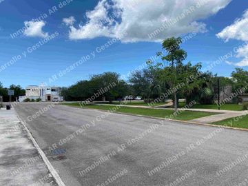 Lote de 615.9m2 Privada Residencial Jardines de Rejoyada Zona Norte de Merida
