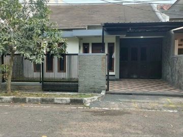 Rumah Strategis Batununggal Bandung Garasi dan Carport