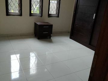 Rumah Strategis Batununggal Bandung Garasi dan Carport