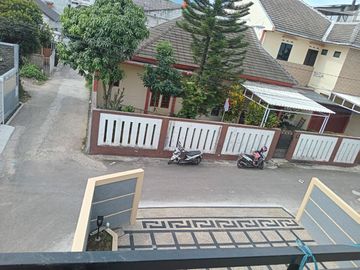 TERDEKAT ke Griya Arcamanik Rumah LUAS Kamar BANYAK harga MURAH di Arcamanik Antapani Bandung dijual