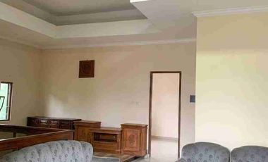 DIJUAL RUMAH TERAWAT SIAP HUNI ROYAL KETINTANG ADA KOLAM IKAN DAN GUDANG