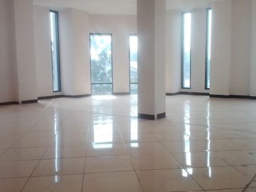 Gedung serbaguna 3 lantai hoek bebas banjir dekat terminal cicaheum Bandung