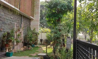 Rumah baru, full marmer di Graha Natura blok B Surabaya Barat.