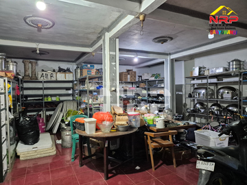 Dijual Rumah dengan Ruang Usaha Ex. Rumah Makan di Temenggungan - Banyuwangi