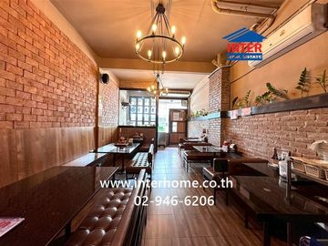 Four-story commercial building, 18 square wah (approximately 72 sq m), located on Soi Phatthanakan 53, Phatthanakan Road, near Srinakarin Road, Phra K