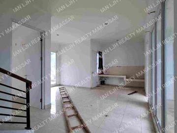 RUMAH ROYAL SPRING BERSIH & TERAWAT. UKURAN 8x18. 3+1 KAMAR