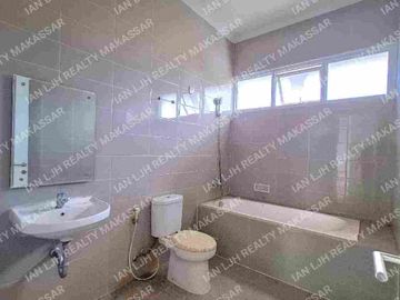 RUMAH ROYAL SPRING BERSIH & TERAWAT. UKURAN 8x18. 3+1 KAMAR