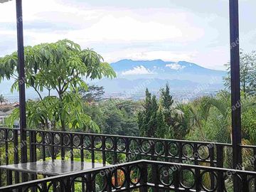 Dijual GuestHouse/Hotel di area Dago, Bandung. BDB (Butuh Duit Buangeeettt)