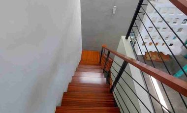 DIJUAL RUMAH BARU RENOVASI 3 LANTAI SIAP HUNI ROYAL RESIDENCE WIYUNG SURABAYA DEKAT CITRALAND