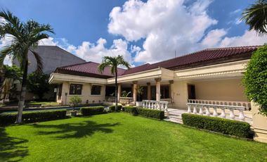 Rumah mewah furnish ada Pool di Jemur andayani, luas tanah 1.410m2 dimensional 40x35 meter ada 4 kamar master bedroom