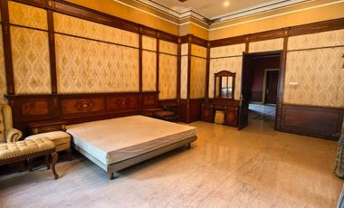Rumah mewah furnish ada Pool di Jemur andayani, luas tanah 1.410m2 dimensional 40x35 meter ada 4 kamar master bedroom