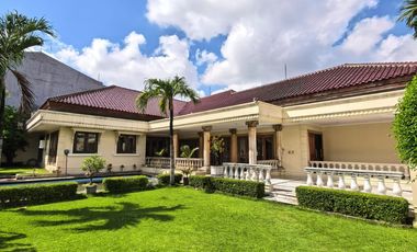 Rumah mewah furnish ada Pool di Jemur andayani, luas tanah 1.410m2 dimensional 40x35 meter ada 4 kamar master bedroom
