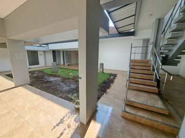 Tempat usaha Jl Raya Darmo Cocok untk Bank,Show Room  Kantor.