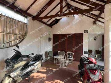 Dijual Rumah tua hitung tanah lokasi strategis dan asri di Kayu Putih