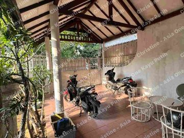 Dijual Rumah tua hitung tanah lokasi strategis dan asri di Kayu Putih