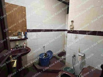 Dijual Rumah tua hitung tanah lokasi strategis dan asri di Kayu Putih