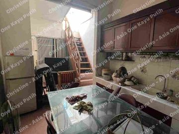 Dijual Rumah tua hitung tanah lokasi strategis dan asri di Kayu Putih