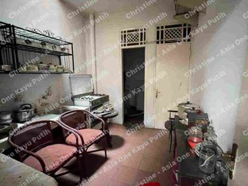 Dijual Rumah tua hitung tanah lokasi strategis dan asri di Kayu Putih