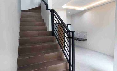 RUMAH BARU TAMAN PONDOK INDAH WIYUNG SURABAYA ROW 4 MOBIL