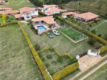 VENTA HERMOSA CASA EN LA MESA DE LOS SANTOS CON ZONAS SOCIALES