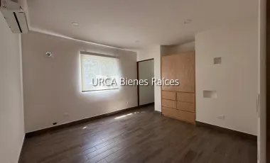 Hermosa Villa en Venta en La Carretera Nacional, en La Zona del Uro