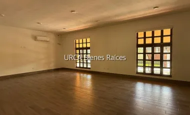 Hermosa Villa en Venta en La Carretera Nacional, en La Zona del Uro