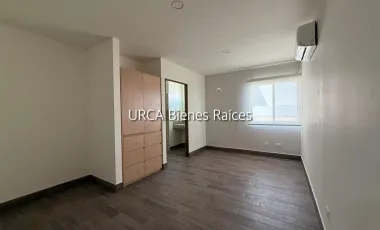 Hermosa Villa en Venta en La Carretera Nacional, en La Zona del Uro