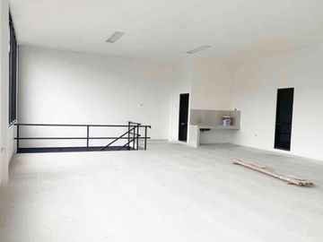 Di JUAL / SEWA gudang bangunan baru luas tanah 1000 m2 lokasi strategis dekat pintu toll dalam kawasan industri delta silicon cikarang
