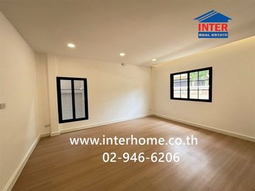 Three-story townhome, 38 sq.wa., Chuan Chuen Prachachuen 30 Village, next to Prachanukul Expressway, Soi Prachachuen 30, Prachachuen Road, Bang Sue Di