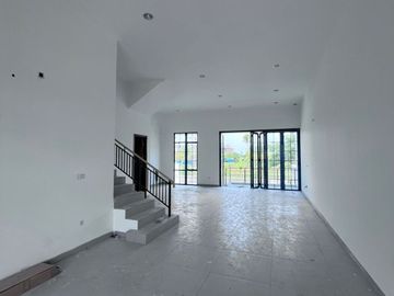 rumah mewah pik2 cluster favorit ,cluster okinawa pik2 view danau ada pool , best deals
