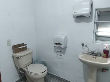 CASA CON ALTA CONECTIVIDAD CERCA DEL AEROPUERTO USO COMERCIAL EN RENTA 4 AUTOS 3 NIVELES MOCTEZUMA 2DA SECCIÓN