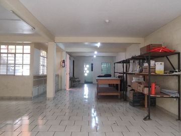 CASA CON ALTA CONECTIVIDAD CERCA DEL AEROPUERTO USO COMERCIAL EN RENTA 4 AUTOS 3 NIVELES MOCTEZUMA 2DA SECCIÓN