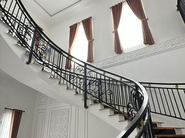 Rumah Mewah 3 Lantai Bukit Golf Hijau Sentul City – Kolam Renang, 8 KT, Cocok Villa/Investasi Harga Nego
