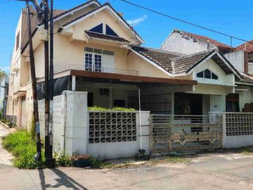 Di sewakan rumah blakang RS JIH adisucipto solo.