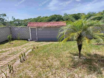 CASA  EN VENTA  CON  HERMOSO JARDIN DE  Y CASA DE UN PISO
