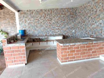CASA  EN VENTA  CON  HERMOSO JARDIN DE  Y CASA DE UN PISO