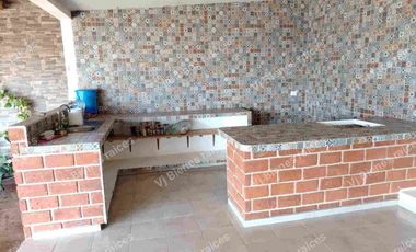 CASA  EN VENTA  CON  HERMOSO JARDIN DE  Y CASA DE UN PISO