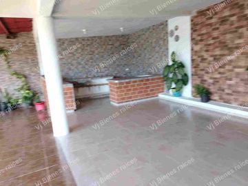 CASA  EN VENTA  CON  HERMOSO JARDIN DE  Y CASA DE UN PISO