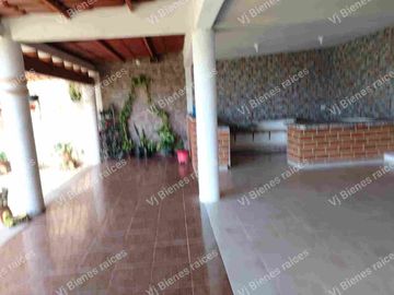 CASA  EN VENTA  CON  HERMOSO JARDIN DE  Y CASA DE UN PISO