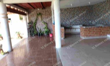 CASA  EN VENTA  CON  HERMOSO JARDIN DE  Y CASA DE UN PISO