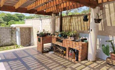 CASA  EN VENTA  CON  HERMOSO JARDIN DE  Y CASA DE UN PISO