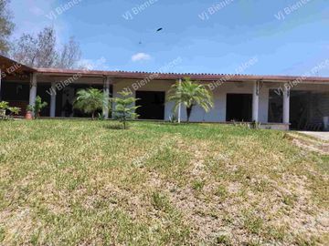 CASA  EN VENTA  CON  HERMOSO JARDIN DE  Y CASA DE UN PISO
